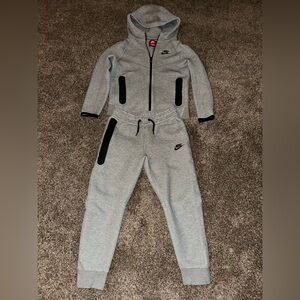 Nike tech Kids Gray Zip-Up Hoodie, and Pants. High quality.
